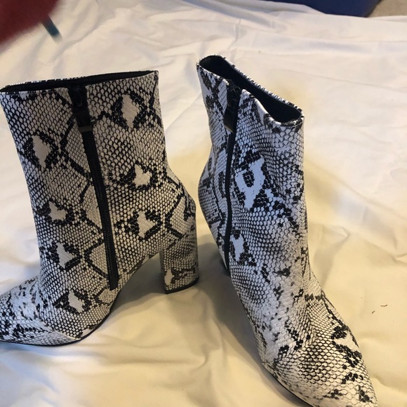 leather like snake skin boots with heel! - Picture 3 of 4